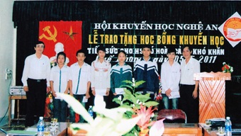 Hội Khuyến học tỉnh Nghệ An trao 56 suất học bổng cho học sinh nghèo - 1 Hội Khuyến học tỉnh Nghệ An trao 56 suất học bổng cho học sinh nghèo - 1