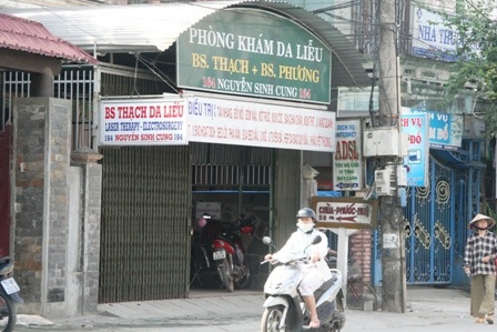 Bác sĩ cầm dao đuổi... bệnh nhân - 2