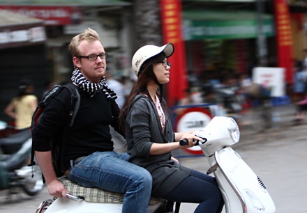 Không đội mũ bảo hiểm, người nước ngoài cũng bị xử lý nghiêm - 1