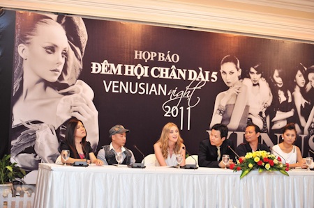 "Thiên thần" Victoria Secret rạng ngời tại Việt Nam - 13