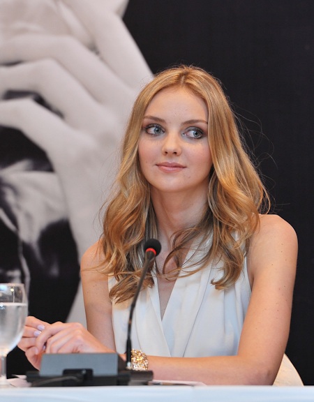 "Thiên thần" Victoria Secret rạng ngời tại Việt Nam - 7