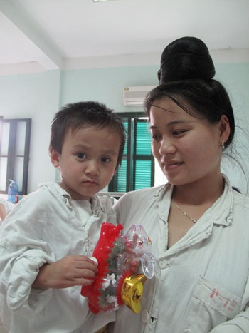 Bé Hoàng Lâm Chí Khanh đã tỉnh táo, khỏe khoắn - 1 Bé Hoàng Lâm Chí Khanh đã tỉnh táo, khỏe khoắn - 1
