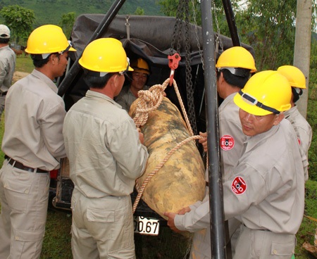 Hủy nổ quả bom nặng 360 kg - 1