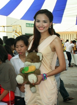 Hoa hậu Diễm Hương tập làm đồ handmade - 4