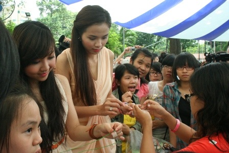 Hoa hậu Diễm Hương tập làm đồ handmade - 3