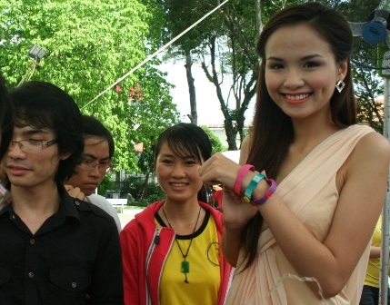 Hoa hậu Diễm Hương tập làm đồ handmade - 1