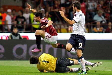 AC Milan đè bẹp Cagliari trong ngày giương cao Scudetto - 1 AC Milan đè bẹp Cagliari trong ngày giương cao Scudetto - 1