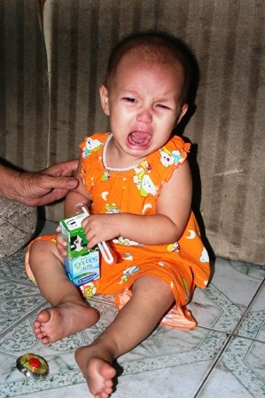 Bé 13 tháng tuổi mồ côi mẹ bị ung thư mắt - 1