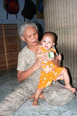 Bé 13 tháng tuổi mồ côi mẹ bị ung thư mắt - 2