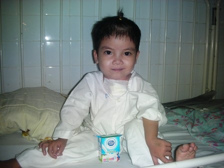 Bé Mai Châu Anh muốn được đi học - 1