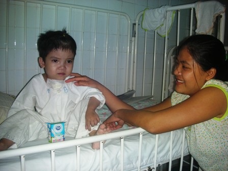 Bé Mai Châu Anh muốn được đi học - 2