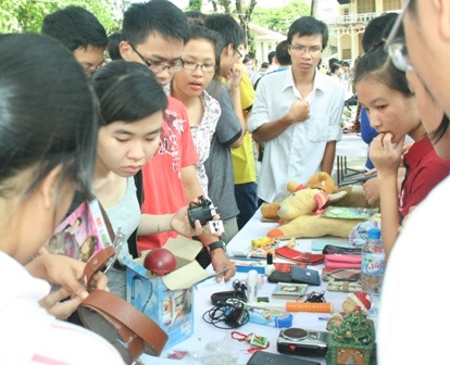 Sinh viên háo hức đổi đồ vì môi trường xanh - 1 Sinh viên háo hức đổi đồ vì môi trường xanh - 1
