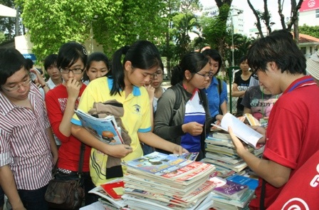 Sinh viên háo hức đổi đồ vì môi trường xanh - 2 Sinh viên háo hức đổi đồ vì môi trường xanh - 2