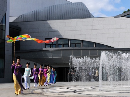 Cuộc “đổ bộ” của Áo dài vào kinh đô thời trang Pháp - 9