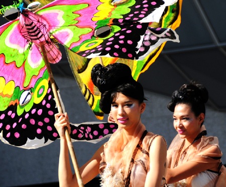 Cuộc “đổ bộ” của Áo dài vào kinh đô thời trang Pháp - 7