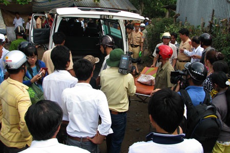 Trụ bê tông đổ làm chìm ghe, hai mẹ con tử nạn - 4
