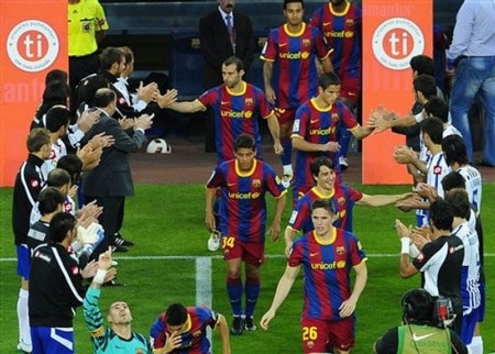 Barcelona hòa Deportivo trong ngày nhận Cup - 1