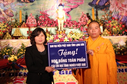 Hơn 10.000 người cùng tắm Phật, thả đèn hoa đăng - 2