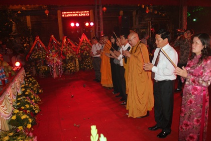 Hơn 10.000 người cùng tắm Phật, thả đèn hoa đăng - 1