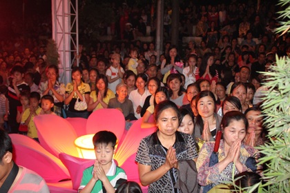 Hơn 10.000 người cùng tắm Phật, thả đèn hoa đăng - 3