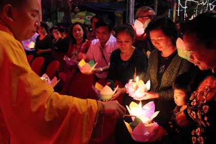 Hơn 10.000 người cùng tắm Phật, thả đèn hoa đăng - 5