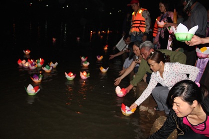 Hơn 10.000 người cùng tắm Phật, thả đèn hoa đăng - 8