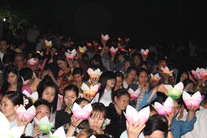 Hơn 10.000 người cùng tắm Phật, thả đèn hoa đăng - 7