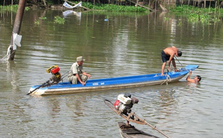 Vụ cột bê tông đổ đè ghe làm 2 người chết: Trách nhiệm “chia 5 xẻ 7” - 1