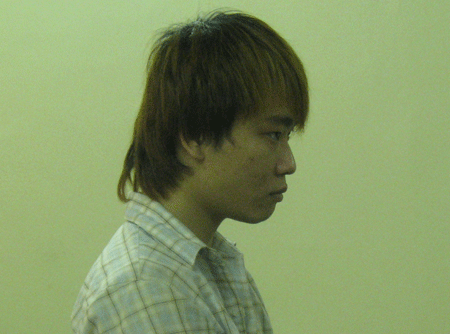 Lĩnh 4 năm tù vì dùng dao chống người thi hành công vụ - 1 Lĩnh 4 năm tù vì dùng dao chống người thi hành công vụ - 1