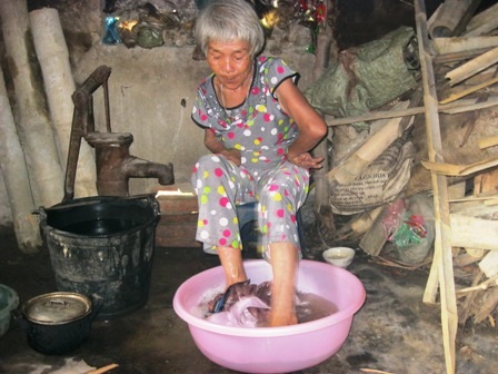 Đôi chân kiếm sống của cụ bà ở tuổi “cổ lai hy” - 1