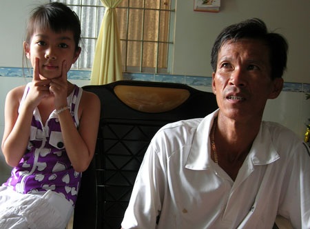 Cô giáo dùng băng keo dán miệng học sinh - 1