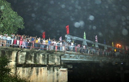 Hơn 10.000 người cùng tắm Phật, thả đèn hoa đăng - 9