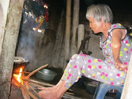 Đôi chân kiếm sống của cụ bà ở tuổi “cổ lai hy” - 2