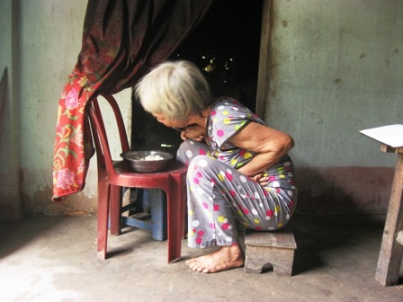 Đôi chân kiếm sống của cụ bà ở tuổi “cổ lai hy” - 4