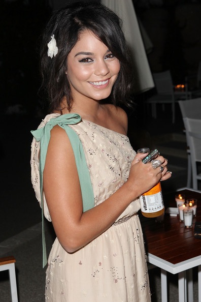 Vanessa Hudgens xinh tươi dự tiệc - 10 Vanessa Hudgens xinh tươi dự tiệc - 10