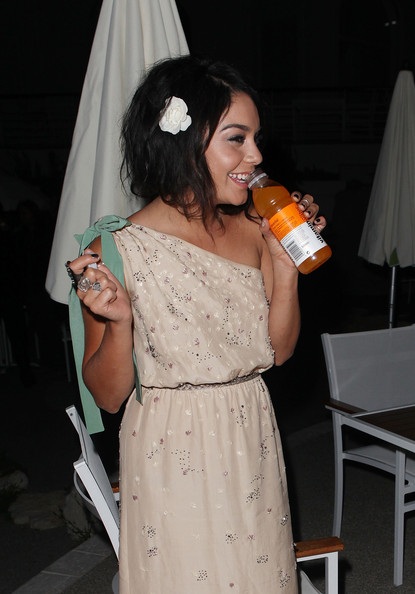 Vanessa Hudgens xinh tươi dự tiệc - 12 Vanessa Hudgens xinh tươi dự tiệc - 12