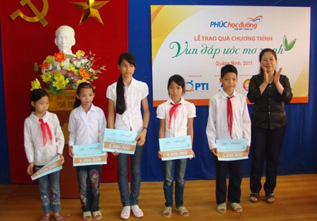 Công ty Bảo hiểm Bưu điện Quảng Ninh trao quà cho HS nghèo hiếu học - 1