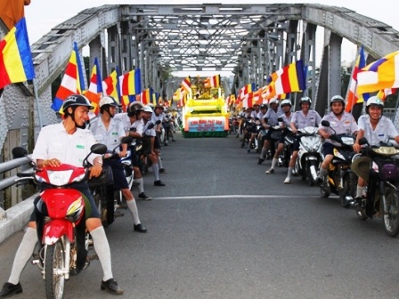 Rực rỡ xe hoa mừng Đức Phật đản sinh ở cố đô Huế - 2 Rực rỡ xe hoa mừng Đức Phật đản sinh ở cố đô Huế - 2