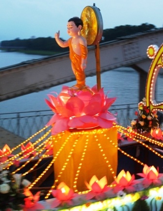 Rực rỡ xe hoa mừng Đức Phật đản sinh ở cố đô Huế - 11 Rực rỡ xe hoa mừng Đức Phật đản sinh ở cố đô Huế - 11