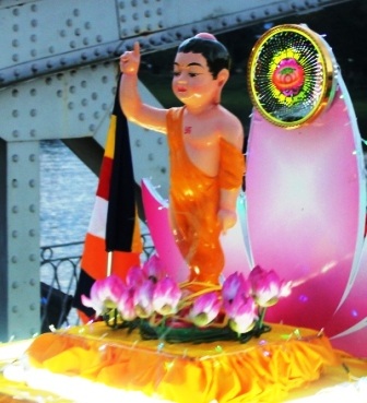 Rực rỡ xe hoa mừng Đức Phật đản sinh ở cố đô Huế - 12 Rực rỡ xe hoa mừng Đức Phật đản sinh ở cố đô Huế - 12