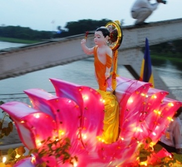 Rực rỡ xe hoa mừng Đức Phật đản sinh ở cố đô Huế - 13 Rực rỡ xe hoa mừng Đức Phật đản sinh ở cố đô Huế - 13