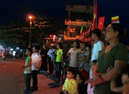 Rực rỡ xe hoa mừng Đức Phật đản sinh ở cố đô Huế - 14 Rực rỡ xe hoa mừng Đức Phật đản sinh ở cố đô Huế - 14