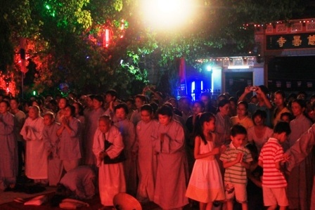 Rực rỡ xe hoa mừng Đức Phật đản sinh ở cố đô Huế - 15 Rực rỡ xe hoa mừng Đức Phật đản sinh ở cố đô Huế - 15