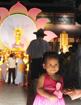 Rực rỡ xe hoa mừng Đức Phật đản sinh ở cố đô Huế - 16 Rực rỡ xe hoa mừng Đức Phật đản sinh ở cố đô Huế - 16