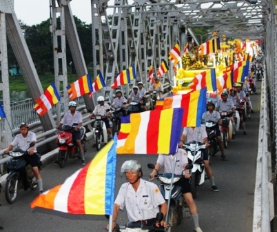 Rực rỡ xe hoa mừng Đức Phật đản sinh ở cố đô Huế - 4 Rực rỡ xe hoa mừng Đức Phật đản sinh ở cố đô Huế - 4