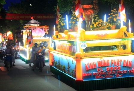 Rực rỡ xe hoa mừng Đức Phật đản sinh ở cố đô Huế - 5 Rực rỡ xe hoa mừng Đức Phật đản sinh ở cố đô Huế - 5