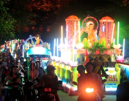 Rực rỡ xe hoa mừng Đức Phật đản sinh ở cố đô Huế - 1 Rực rỡ xe hoa mừng Đức Phật đản sinh ở cố đô Huế - 1