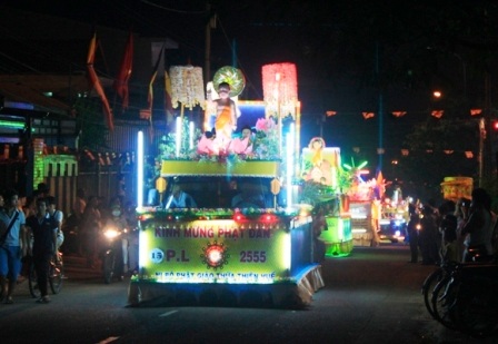 Rực rỡ xe hoa mừng Đức Phật đản sinh ở cố đô Huế - 6 Rực rỡ xe hoa mừng Đức Phật đản sinh ở cố đô Huế - 6