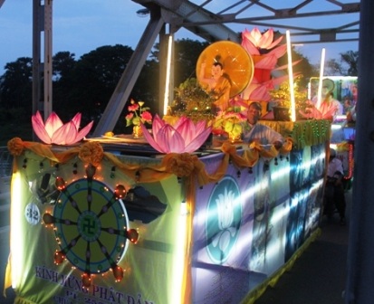 Rực rỡ xe hoa mừng Đức Phật đản sinh ở cố đô Huế - 7 Rực rỡ xe hoa mừng Đức Phật đản sinh ở cố đô Huế - 7