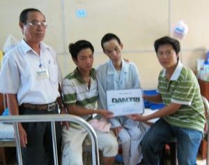 Thêm gánh nặng với cụ bà có hai con trọng bệnh  - 1